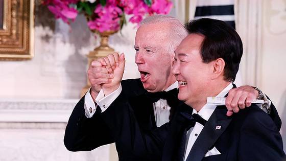 2023년 4월 미국 국빈 방문 당시 윤석열 대통령이 조 바이든 미국 대통령과 백악관 국빈만찬에서 어깨동무하고 있던 모습. 사진 대통령실