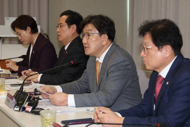 ▲ 국민의힘 권성동 원내대표가 19일 경기 성남시 판교의 차량용 종합 반도체 기업 ‘텔레칩스’를 방문해 반도체 산업 위기 극복 방안을 논의하기 위한 현장 간담회를 하고 있다. 연합뉴스