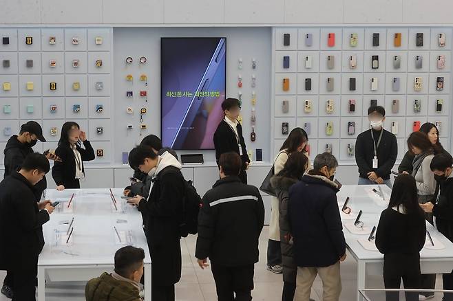 삼성전자 갤럭시S25 시리즈 사전판매가 시작된 1월 24일 서울 서초구 삼성 강남 매장에서 시민들이 제품을 체험하고 있다. 사진=연합뉴스