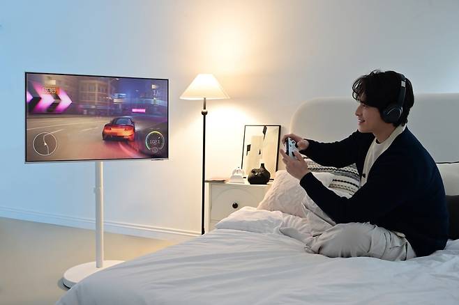 삼성전자 모델이 스마트 모니터에 무빙스탠드를 결합한 '무빙스타일'을 체험하고 있다. 사진=삼성전자 제공