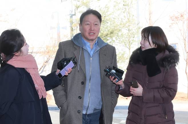 대미 통상 아웃리치 사절단'을 이끄는 최태원 SK그룹 회장 겸 대한상공회의소 회장이 19일 미국 워싱턴DC 공식 방문을 위해 서울 강서구 서울김포비즈니스항공센터에 들어서며 취재진 질문에 답하고 있다./연합뉴스