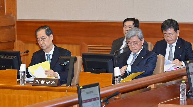 피청구인석 앉은 한덕수 한덕수 국무총리가 19일 서울 종로구 헌법재판소 대심판정에서 탄핵심판 첫 변론을 준비하고 있다. 사진공동취재단