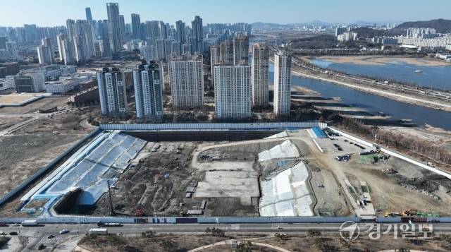 인천 송도세브란스병원이 당초 예정인 2026년 개원이 어려워 연간 수십억원 지연금 부과와 부지 환매 등의 조치가 불가피 할 것으로 보인다. 사진은 19일 인천 연수구 송도세브란스 병원 건립 부지 전경. 조병석기자