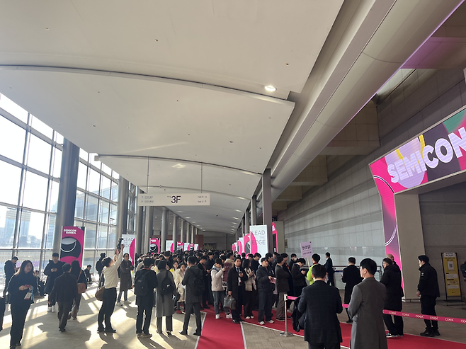 국내 최대 반도체 산업 전시회 ‘세미콘코리아 2025’가 서울 강남구 코엑스에서 개막했다. [사진=안서진 기자]