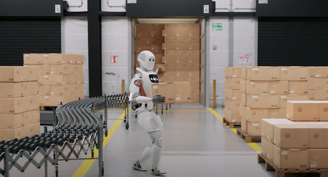 미국 로봇 기업 앱트로닉이 만든 휴머노이드 로봇 ‘아폴로’가 물건을 나르고 있다. [사진=앱트로닉 유튜브]