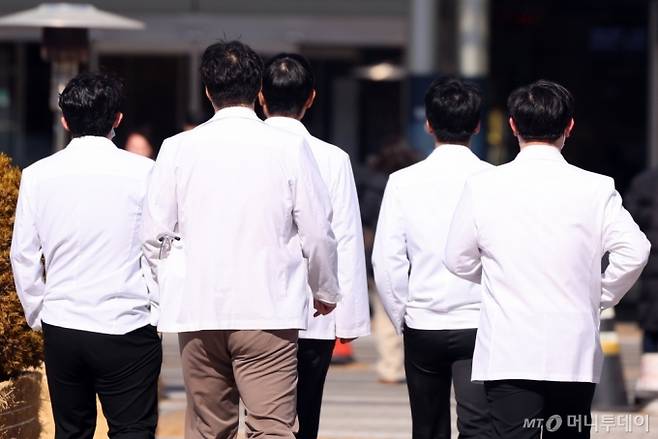 의대증원 발표 등을 접한 전공의들이 병원 현장을 떠난 지 1년이 다 된 가운데 이들 10명 중 6명 가까이는 동네 병의원에 취업해 근무 중인 것으로 조사됐다.  18일 국회 보건복지위원회 소속 김선민 조국혁신당 의원이 보건복지부에 받은 자료에 따르면 사직했거나 임용을 포기한 레지던트 9222명 가운데 5176명(56.1%)이 지난달 기준으로 의료기관에 다시 취업했다.  사진은 이날 서울시내 한 대학병원에서 의료진이 이동하는 모습. /사진=뉴스1