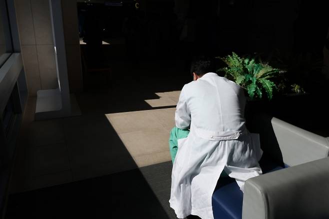 지난 5일 서울의 한 대학병원에서 의료진이 휴식을 취하고 있다. /사진=뉴스1