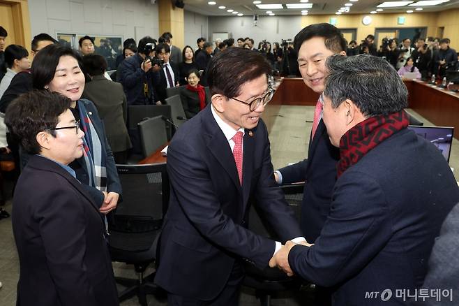 [서울=뉴시스] 조성봉 기자= 김문수 고용노동부 장관이 19일 오전 서울 여의도 국회 의원회관 세미나실에서 열린 2030·장년 모두 Win-Win하는 노동개혁 대토론회에서 국민의힘 의원들과 인사하고 있다. 2025.02.19.