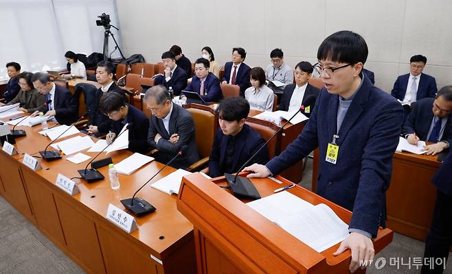 (서울=뉴스1) 안은나 기자 = 옥민수 울산의대병원 예방의학과 부교수가 14일 서울 여의도 국회 보건복지위원회에서 열린 의료인력 수급추계기구 법제화를 위한 공청회에 출석해 진술하고 있다. 정유옹(맨 뒷줄 왼쪽에서 3번째) 대한한의사협회 수석부회장이 참관하고 있다. 2025.2.14/뉴스1 Copyright (C) 뉴스1. All rights reserved. 무단 전재 및 재배포, AI학습 이용 금지. /사진=(서울=뉴스1) 안은나 기자