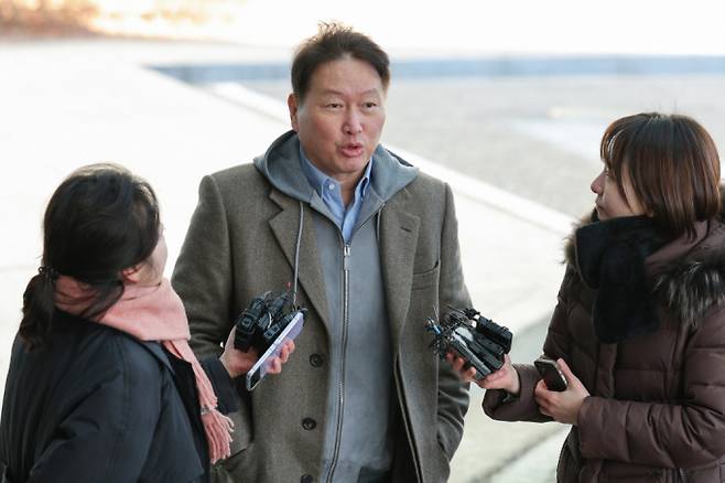 최태원 대한상공회의소 회장이 19일 오전 서울 강서구 서울김포비즈니스항공센터를 통해 미국 워싱턴 D.C로 출국하며 취재진의 질의에 답변하고 있다. / 사진=뉴스1 신웅수 기자 /사진=(서울=뉴스1) 신웅수 기자