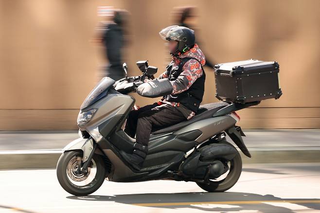 배달의민족과 쿠팡이츠가 차등 수수료를 적용한 상생 요금제를 발표하자 라이더들 사이에서 배달단가 인하에 대한 우려의 목소리가 나온다. 서울 시내에서 배달기사가 음식을 배달하고 있다. /사진=뉴스1