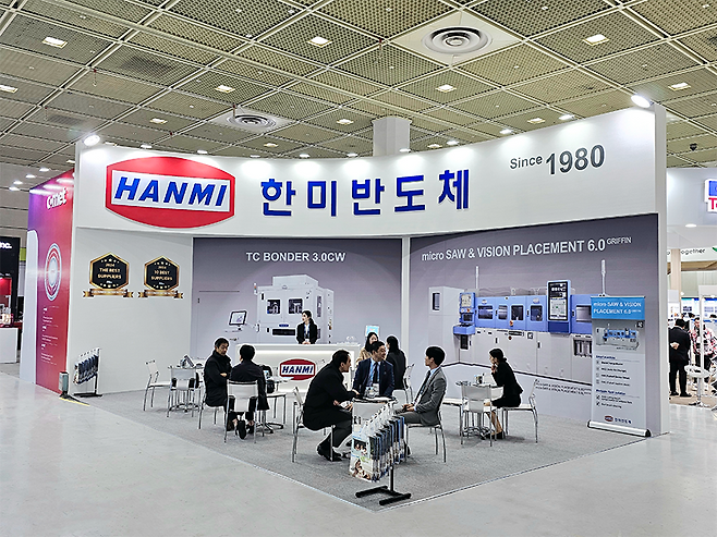 한미반도체의 ‘2025 세미콘 코리아 전시회’ 참가 부스. [한미반도체 제공]