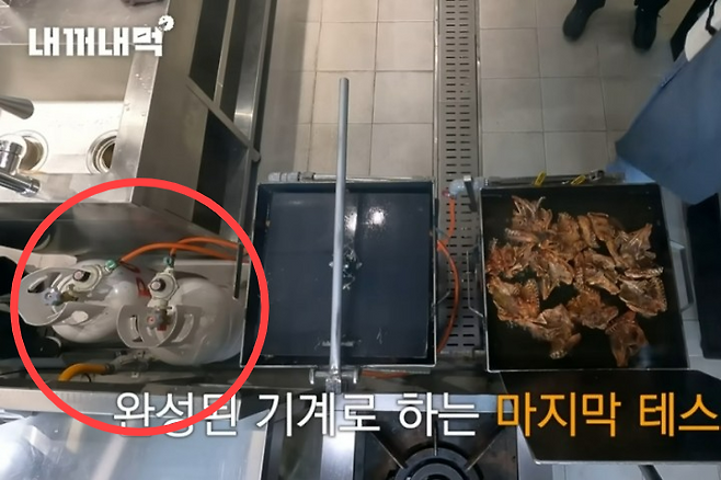 백종원 더본코리아 대표가 실내 고압 가스통 바로 옆에서 요리하는 모습이 포착돼 논란을 빚었다. [유튜브 채널 ‘백종원’ 캡처]
