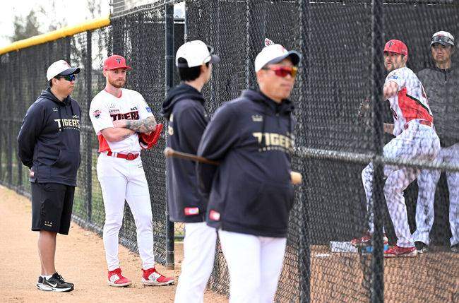 [OSEN=어바인(미국), 이대선 기자] 12일(한국시간) 미국 캘리포니아주 어바인 그레이트파크 베이스볼 컴플렉스에서 KIA 타이거즈의 1차 스프링캠프가 진행됐다.KIA 선수단은 오는 18일 미국에서 출발해 19일 인천으로 입국한 뒤 20일에 일본 오키나와로 건너가 21일부터 3월 4일까지 킨 구장에서 본격적인 실전을 치른다.KIA 아담 올러가 제임스 네일의 불펜 피칭을 바라보고 있다. 2025.02.12 / sunday@osen.co.kr