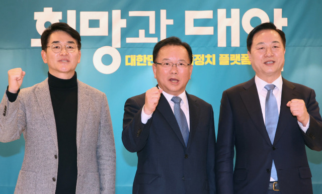 ▲김부겸 전 총리(가운데), 김두관 전 의원(오른쪽), 박용진 전 의원이 18일 경기 광명시 KTX 광명역에서 열린 비명계 인사들 모임 '희망과 대안 포럼' 창립식에서 파이팅을 외치며 기념촬영 하고 있다. ⓒ연합뉴스