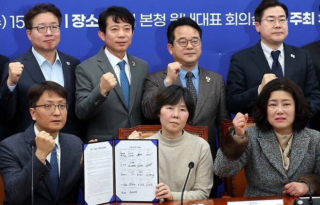 쿠팡-소상공인·민생단체 상생협약식에서 쿠팡 박대준 대표(앞줄 왼쪽부터), 쿠팡 노동자 고 장덕준씨 어머니 박미숙씨, 고 김명규씨 아내 우다경씨가 상생협약서를 들고 기념촬영하고 있다.