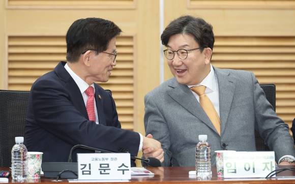 김문수(왼쪽) 고용노동부 장관이 19일 서울 여의도 국회 의원회관에서 열린 ‘2030·장년 모두 Win-Win하는 노동개혁 대토론회’에 참석해 권성동 국민의힘 원내대표와 인사하고 있다. 연합뉴스