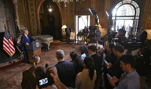 지난 18일 미국 플로리다주 팜비치의 마러라고 리조트에서 연 기자회견 중인 트럼프 대통령. AP 연합뉴스