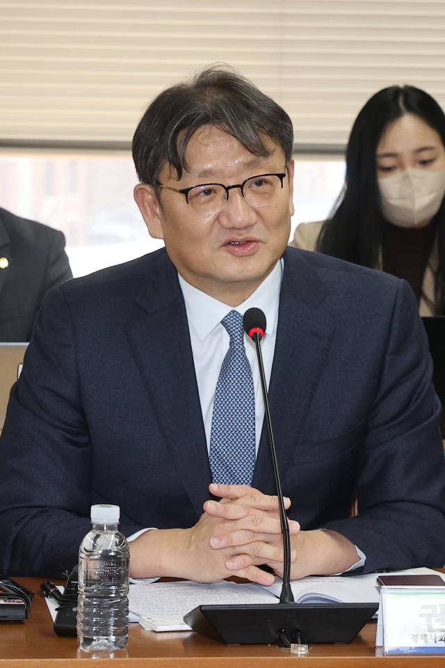권기섭 경제사회노동위원회 위원장이 7일 서울 종로구 경제사회노동위원회에서 열린 경제사회노동위원회-소상공인연합회 간담회에서 인사말을 하고 있다. 연합뉴스
