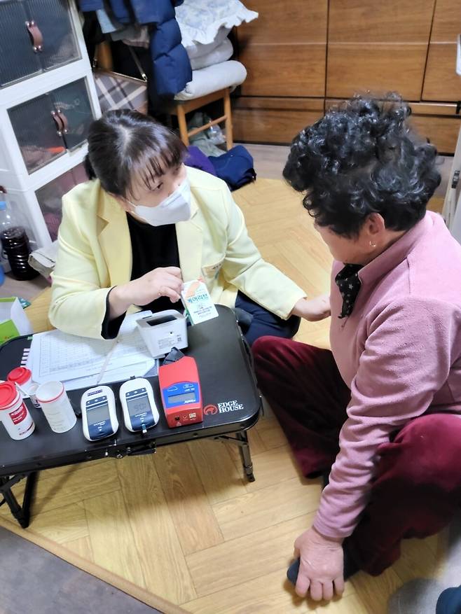 성주군보건소는 어려운 취약계층을 대상으로 찾아가는 의료서비스를 운영하고 있다ⓒ성주군