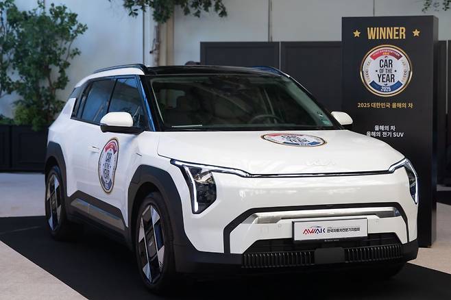 &nbsp;한국자동차전문기자협회(AWAK)가&nbsp;뽑은&nbsp;‘2025&nbsp;대한민국&nbsp;올해의&nbsp;차’에  선정된 기아 EV3. 사진제공 ｜한국자동차전문기자협회