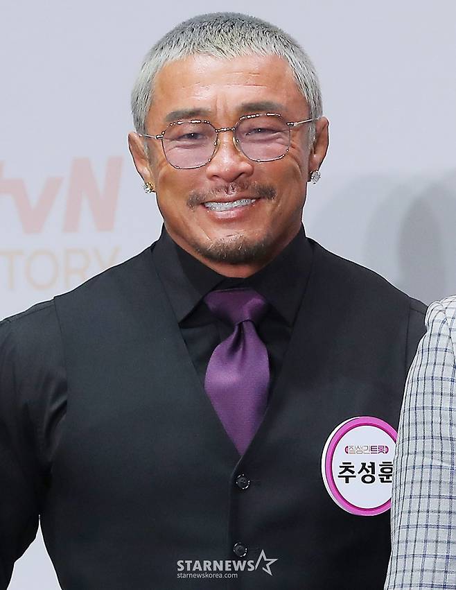 방송인 추성훈이 4일 오후 서울 구로구 라마다 서울 신도림 호텔에서 진행된 tvN STORY 예능 프로그램 '잘생긴 트롯' 제작발표회에 참석해 포즈를 취하고 있다.  '잘생긴 트롯'은 연예계 대표 12명의 남자 스타들이 트롯에 진정성을 가지고 도전하는 신(新) 음악 예능이다. 오는 14일 첫 방송. 2025.02.04 /사진=김창현 chmt@