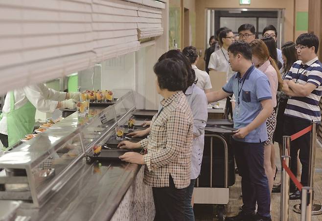 런치플레이션으로 구내식당을 찾는 직장인들이 증가했다.[사진｜뉴시스]
