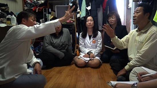 2014년 서울북부병원장 시절 의료 취약지 찾은 권용진 교수의 모습 [권용진 서울의대 교수 제공.무단배포 금지]