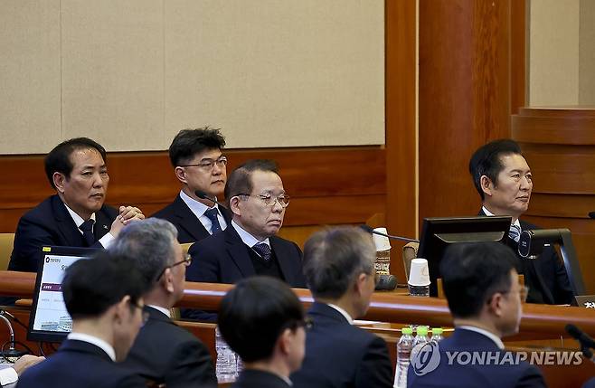 출석한 정청래 국회 탄핵소추위원장과 국회 측 변호인단 (서울=연합뉴스) 정청래 국회 탄핵소추위원장과 국회 측 변호인단이 18일 서울 종로구 헌법재판소에서 열린 윤석열 대통령 탄핵 심판 9차 변론기일에 출석해 있다. 2025.2.18 [사진공동취재단] photo@yna.co.kr