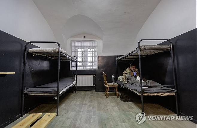 우크라이나군에 생포된 북한군 (서울=연합뉴스) 볼로디미르 젤렌스키 우크라이나 대통령은 11일(현지시간) 우크라이나군이 러시아 서부 쿠르스크 지역에서 북한 군인 2명을 생포했다고 밝혔다.
    젤렌스키 대통령은 이날 텔레그램 채널에 글을 올려 생포된 북한 병사 2명이 다친 상태로 키이우로 이송됐으며 우크라이나 보안국(SBU)의 심문을 받고 있다고 전했다. 2025.1.12 [젤렌스키 엑스 캡처. 재판매 및 DB 금지] photo@yna.co.kr