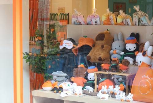 인형, 우산에 안대까지…다양한 제주 관광기념품 [촬영 백나용]