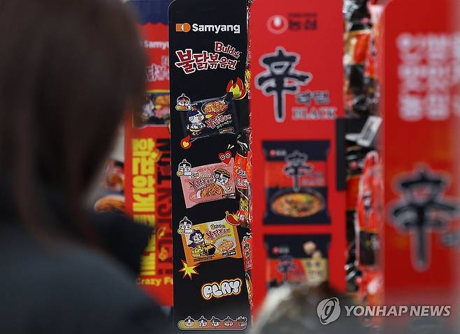 삼양식품 작년 영업이익 3천억원대 기록하며 농심 앞서 (서울=연합뉴스) 김도훈 기자 = 삼양식품이 지난해 창사 이래 최대 규모인 3천442억원의 영업이익을 기록하며 국내 라면 시장 점유율 1위 농심을 제쳤다. 삼양식품이 연간 영업이익 3천억원을 돌파한 것은 이번이 처음이며 영업이익으로 농심을 앞선 것은 1998년 전자공시 이후 처음이다.
    한편 농심은 지난해 영업이익은 1천631억원을 기록했다. 
    사진은 13일 서울 시내의 한 대형마트라면 판매대에 진열된 삼양과 농심의 제품들. 2025.2.13 superdoo82@yna.co.kr