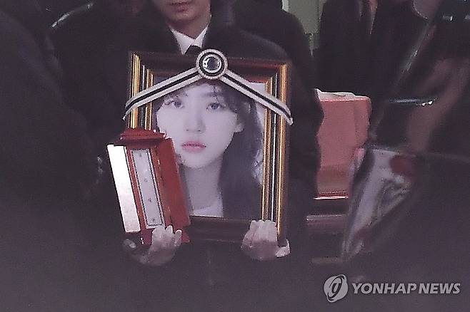 배우 김새론 발인 (서울=연합뉴스) 진연수 기자 = 19일 오전 서울 송파구 서울아산병원 장례식장에서 열린 발인식에서 배우 김새론의 영정과 위패가 운구차로 옮겨지고 있다. 2025.2.19 [공동취재] jin90@yna.co.kr