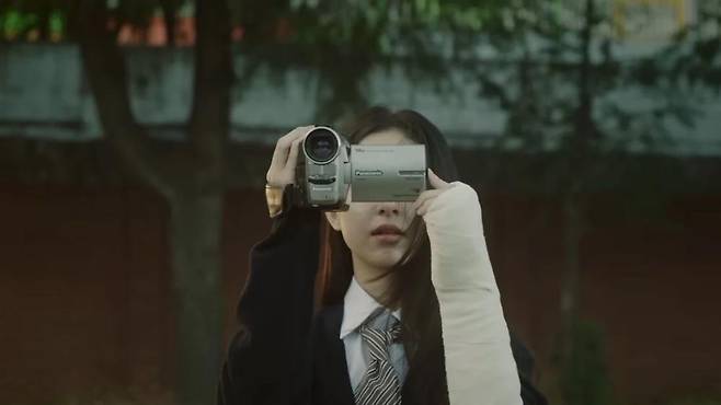 뉴진스 '디토' 뮤직비디오에 등장한 캠코더 [어도어 제공. 재판매 및 DB 금지]