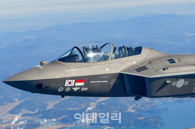 이영수 공군참모총장이 19일 KF-21 후방석에 탑승해 시험비행을 함께 하고 있다. (사진=공군)