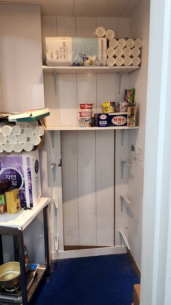 벽으로 위장한 비밀통로. 여기로 들어가면 비밀 매장으로 통하는 비상계단이 나온다. (사진=서울시)