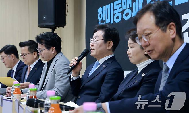 이재명 더불어민주당 대표가 19일 서울 마포구 한국방위산업진흥회에서 열린 '트럼프 시대 : 한미동맹과 조선산업·K-방산의 비전' 현장 간담회에서 발언하고 있다. 2025.2.19/뉴스1 ⓒ News1 국회사진취재단