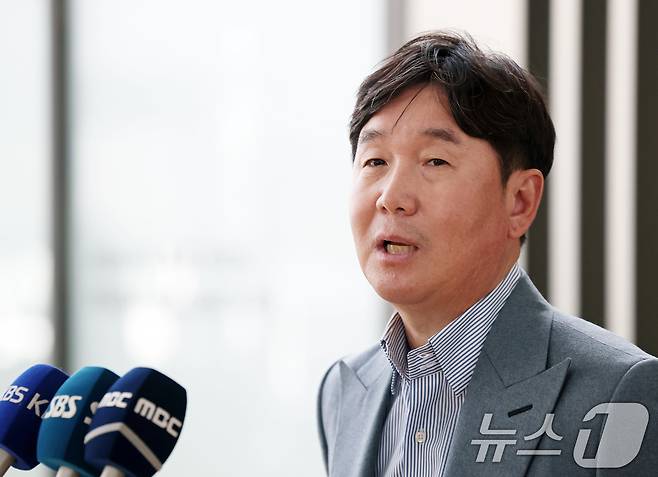 류지현 야구대표팀 신임 감독이 20일 인천국제공항에서 2026 월드베이스볼클래식(WBC) 전력분석을 위해 대만으로 출국하기 전 취재진의 질문에 답하고 있다. 2025.2.20/뉴스1 ⓒ News1 오대일 기자