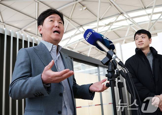 류지현 야구대표팀 신임 감독이 20일 인천국제공항에서 2026 월드베이스볼클래식(WBC) 전력분석을 위해 대만으로 출국하기 전 취재진의 질문에 답하고 있다. 2025.2.20/뉴스1 ⓒ News1 오대일 기자