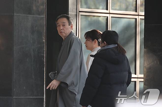 미즈시마 고이치 주한 일본 대사 부부가 19일 오후 일본대사관 주최로 서울 용산구 그랜드 하얏트 서울 호텔에서 열린 나루히토 일왕의 생일 축하연에 참석하고 있다. 2025.2.19/뉴스1 ⓒ News1 김진환 기자