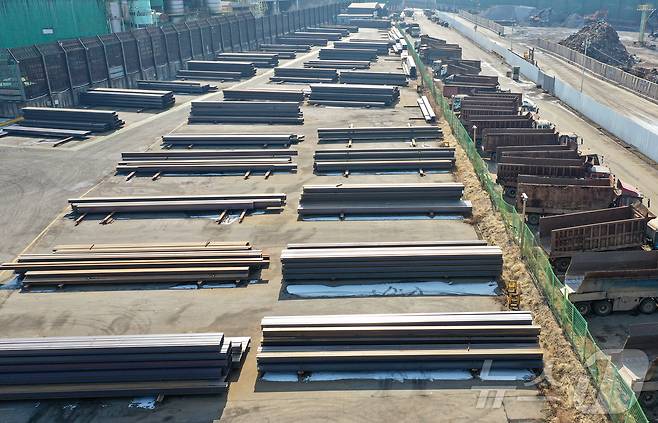 11일 인천의 한 제철공장에 철근이 쌓여 있다. 2025.2.11/뉴스1 ⓒ News1 김도우 기자