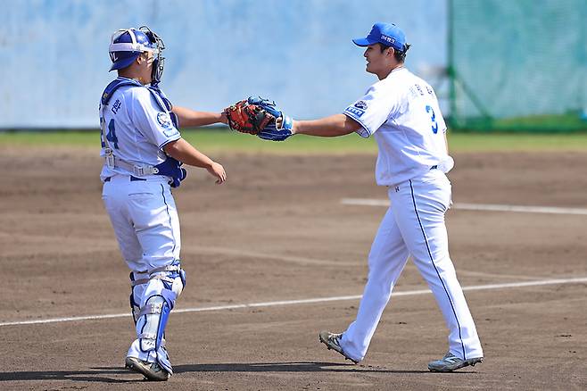 삼성 최원태(오른쪽)가 19일 일본 오키나와 온나손 아카마 볼파크에서 열린 2025 스프링캠프 연습경기 주니치전에 선발 등판해 2회초 수비를 마친 후 포수 김도환과 하이파이브를 하고 있다. 사진 | 삼성 라이온즈