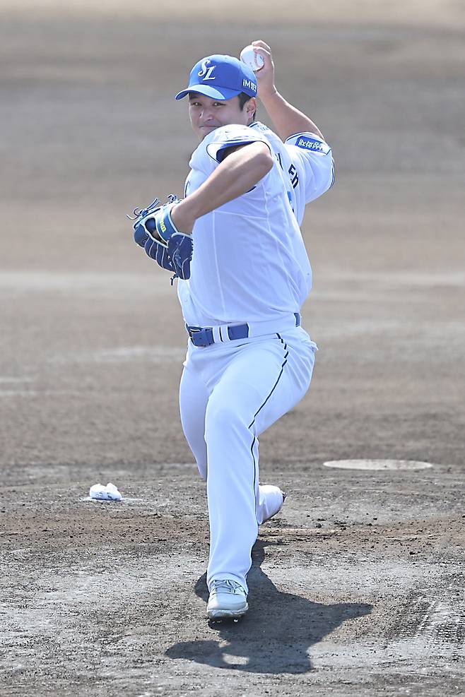 삼성 최원태가 19일 일본 오키나와 온나손 아카마 볼파크에서 열린 2025 스프링캠프 연습경기 주니치전에 선발 등판해 역투하고 있다. 사진 | 삼성 라이온즈