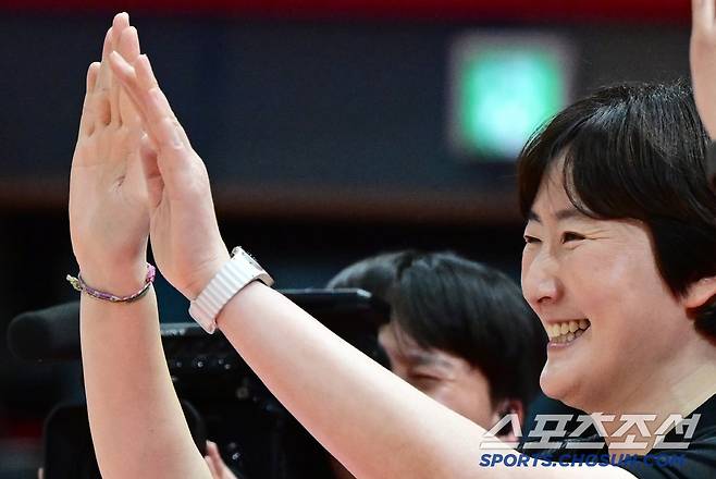 페퍼저축은행 장소연 감독이 19일 정관장에 승리해 팀 창단 첫 10승을 달성한 뒤 밝게 웃으며 선수들과 하이파이브를 하고 있다. 사진제공=KOVO