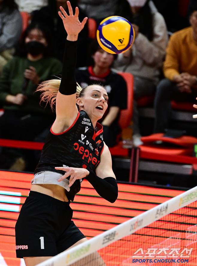 페퍼저축은행 테일러가 19일 정관장과의 경기서 스파이크를 날리고 있다. 사진제공=KOVO