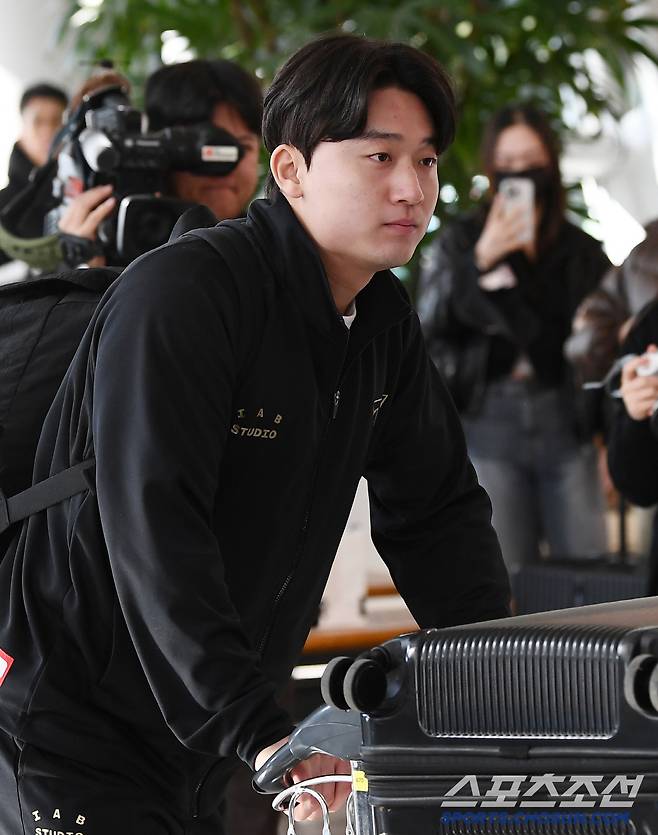 KIA 타이거즈 선수단이 23일 오전 인천국제공항을 통해 스프링캠프가 차려진 미국 캘리포니아 어바인으로 출국했다. 윤도현이 출국장으로 들어서고 있다. 인천공항=정재근 기자 cjg@sportschosun.com/2025.1.23/