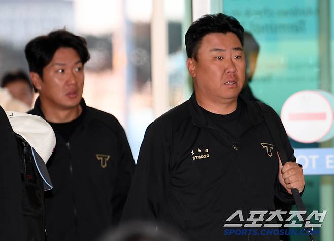 KIA 타이거즈 선수단이 20일 인천국제공항을 통해 2차 캠프가 차려진 일본 오키나와로 출국했다. 이범호 감독이 출국장으로 향하고 있다. 인천공항=박재만 기자 pjm@sportschosun.com/2025.02.20/
