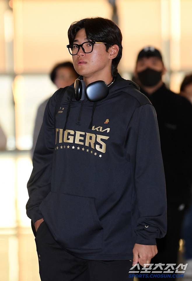 KIA 타이거즈 선수단이 20일 인천국제공항을 통해 2차 캠프가 차려진 일본 오키나와로 출국했다. 김도영이 출국장으로 향하고 있다. 인천공항=박재만 기자 pjm@sportschosun.com/2025.02.20/