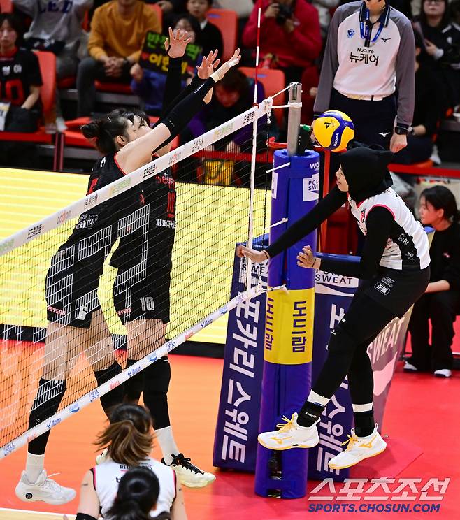 페퍼저축은행 장위와 박정아가 정관장 메가의 스파이크를 블로킹 하고 있다. 사진제공=KOVO