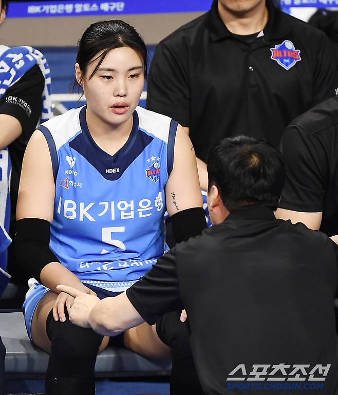 4일 화성체육관에서 열린 IBK 기업은행과 현대건설의 경기. IBK기업은행 김호철 감독이 교체된 김하경 세터와 대화하고 있다. 화성=정재근 기자 cjg@sportschosun.com/2025.2.4/